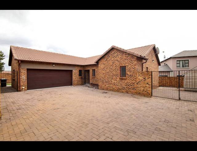 3 BEDROOM TOWNHOUSE FOR SALE IN THATCHFIELD